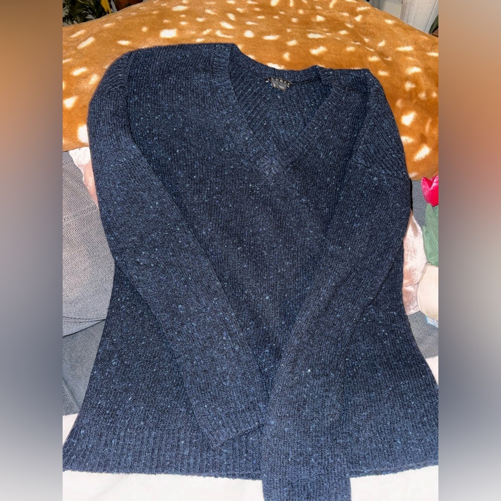 Theory V-neck Sweater in size Large
Speckled with lighter blues in the thread